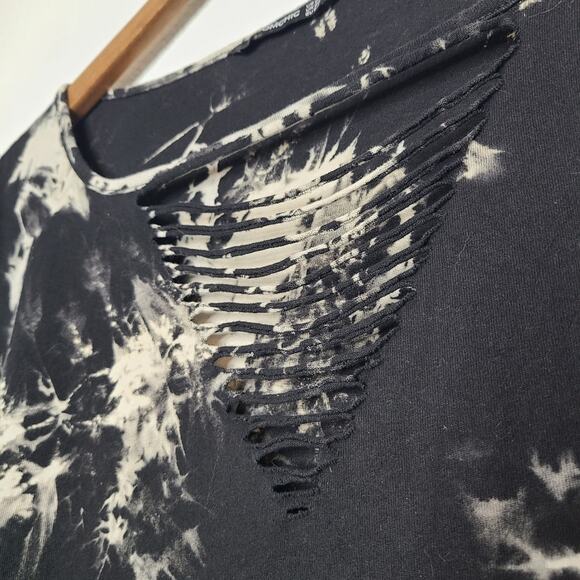 Bloomchic Distressed Neckline Cutout Tie-Dye T-Shirt 22 Plus - Picture 3 of 9